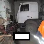 Сломанный грузовик насмерть задавил рабочего в алтайском районе