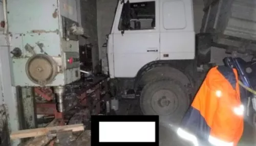 Сломанный грузовик насмерть задавил рабочего в алтайском районе
