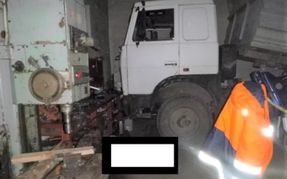 Сломанный грузовик насмерть задавил рабочего в алтайском районе