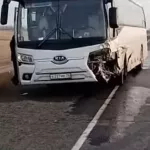 Груда металла: рейсовый автобус и легковушка столкнулись на алтайской трассе