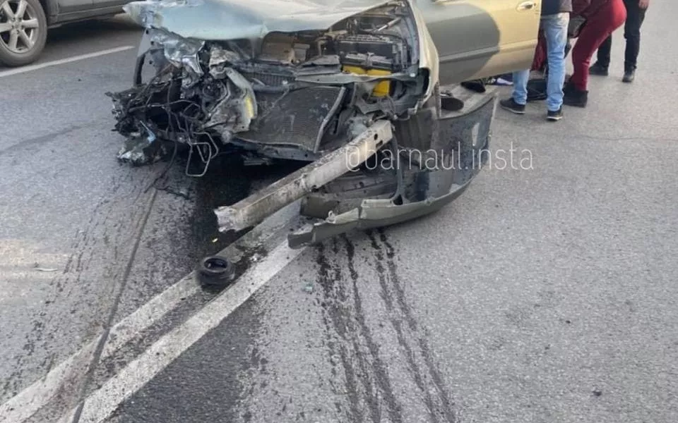 Задел грузовик и влетел в отбойник: в Барнауле произошло страшное ДТП