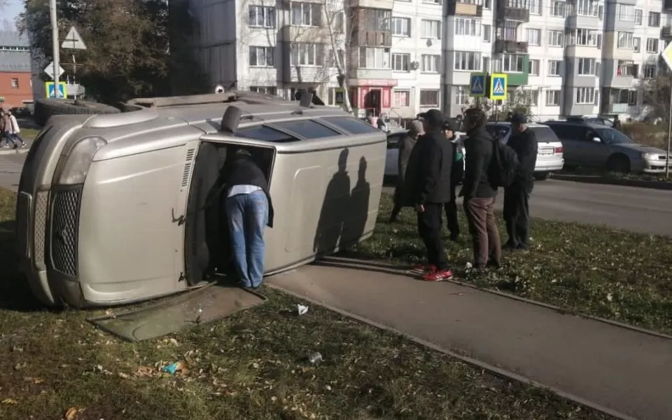 В Бийске УАЗ Патриот лег на бок после ДТП с Honda