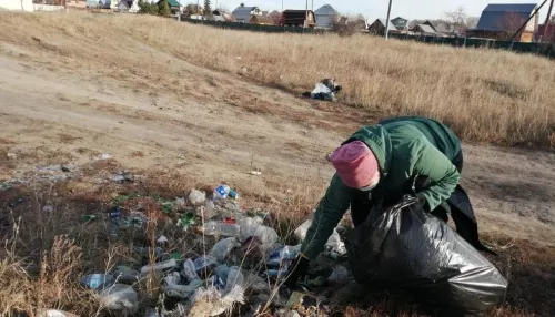В Барнауле расчищают заваленные мусором берега Ляпихи