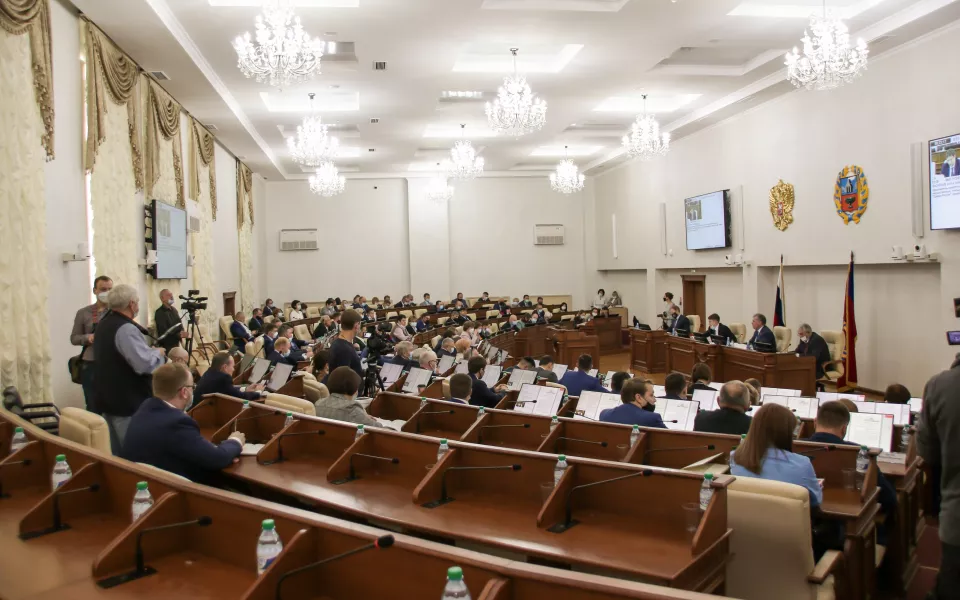Депутаты АКЗС в жарких спорах приняли бюджет региона на 2022 год в первом чтении
