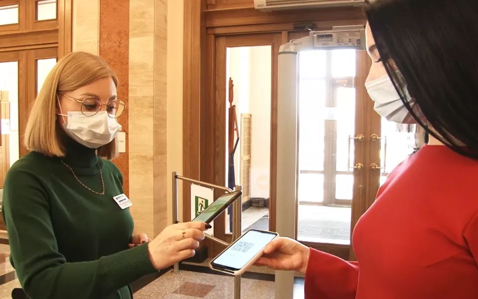 Жители Алтайского края возвращают билеты в театры после введения QR-кодов