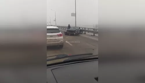 Легковушка отлетела в ограждение Нового моста после ДТП с автобусом