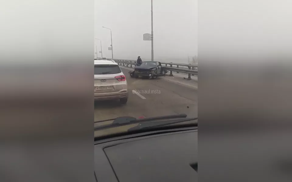 Легковушка отлетела в ограждение Нового моста после ДТП с автобусом
