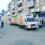 В Барнауле грузовик с конфетами сбил девушку на тротуаре