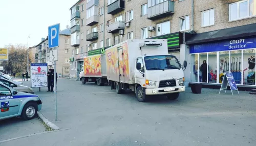 В Барнауле грузовик с конфетами сбил девушку на тротуаре