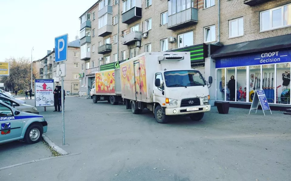 В Барнауле грузовик с конфетами сбил девушку на тротуаре