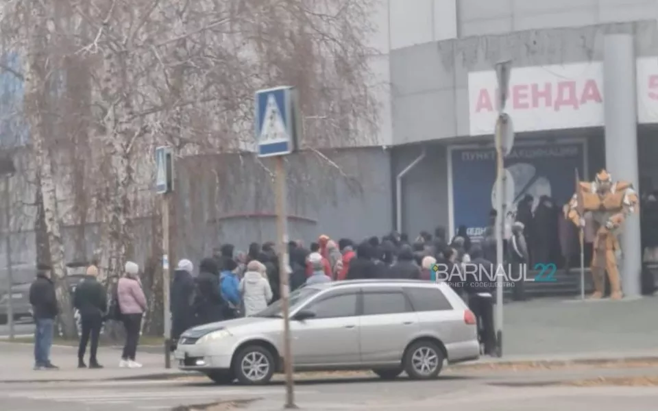 В Барнауле вакцинацию устроили в ТЦ с входом по QR-коду и на улице при 2