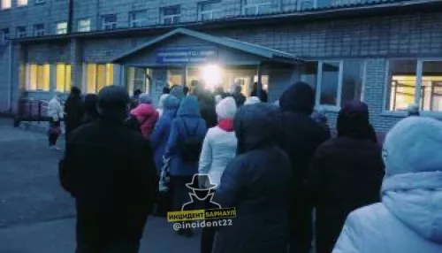 Барнаульцы на морозе стоят в очередях на ПЦР-тест и вакцинацию