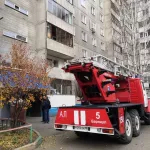 Более 50 человек эвакуировали из задымленной многоэтажки в Барнауле
