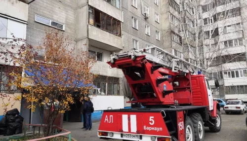 Более 50 человек эвакуировали из задымленной многоэтажки в Барнауле