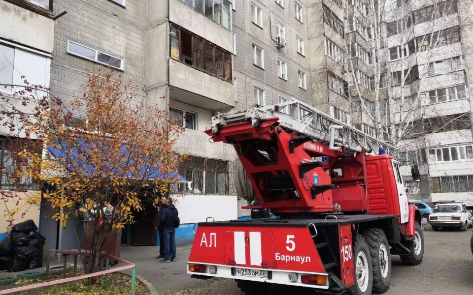 Более 50 человек эвакуировали из задымленной многоэтажки в Барнауле