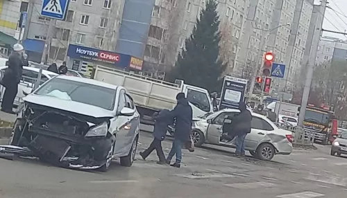Solaris лоб в лоб столкнулся с легковушкой на перекрестке в Барнауле