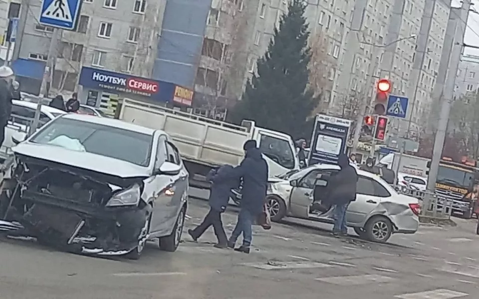 Solaris лоб в лоб столкнулся с легковушкой на перекрестке в Барнауле