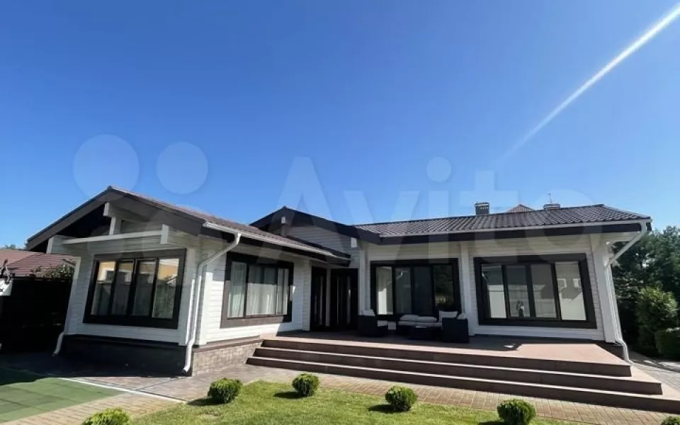 В Барнауле у озера продают дом со SPA-комплексом и костровищем