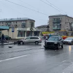 Две легковушки столкнулись в Барнауле и блокировали движение трамваев