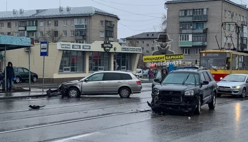 Две легковушки столкнулись в Барнауле и блокировали движение трамваев