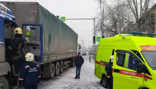 В Новосибирске дальнобойщик умер за рулем и попал в ДТП