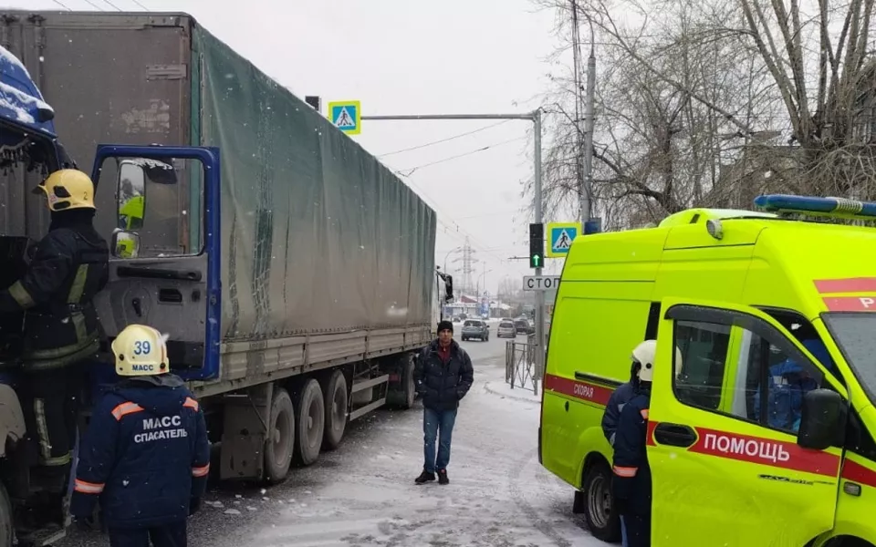 В Новосибирске дальнобойщик умер за рулем и попал в ДТП