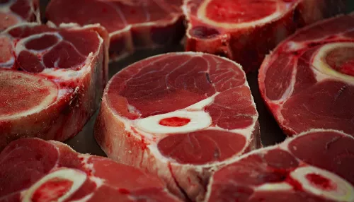 Бывший ветврач госучреждения на Алтае за взятки закрывала глаза на проверки мяса