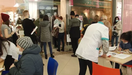 Барнаульцы в очереди на прививку рассказали, почему решили вакцинироваться