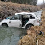 В Республике Алтай автомобиль со взрослыми и тремя детьми упал в реку