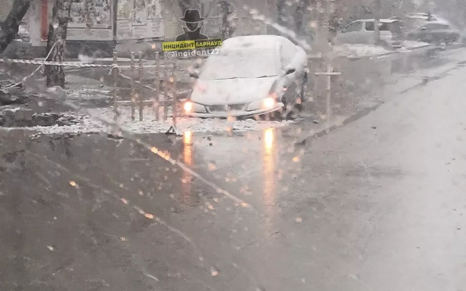 В Барнауле автомобиль провалился в яму, вырытую коммунальщиками на дороге