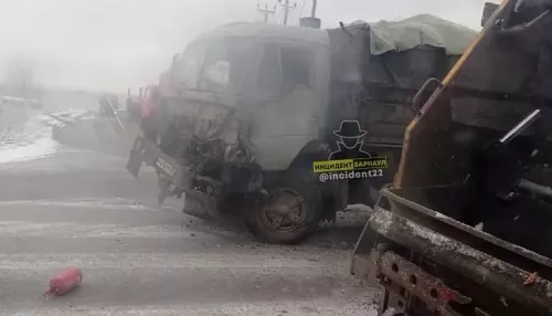 В Барнауле два грузовика не разъехались возле мусорного полигона