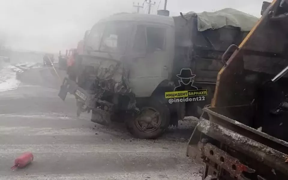В Барнауле два грузовика не разъехались возле мусорного полигона