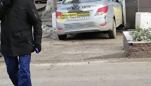 В Барнауле автомобиль такси разнес фасад продуктового магазина