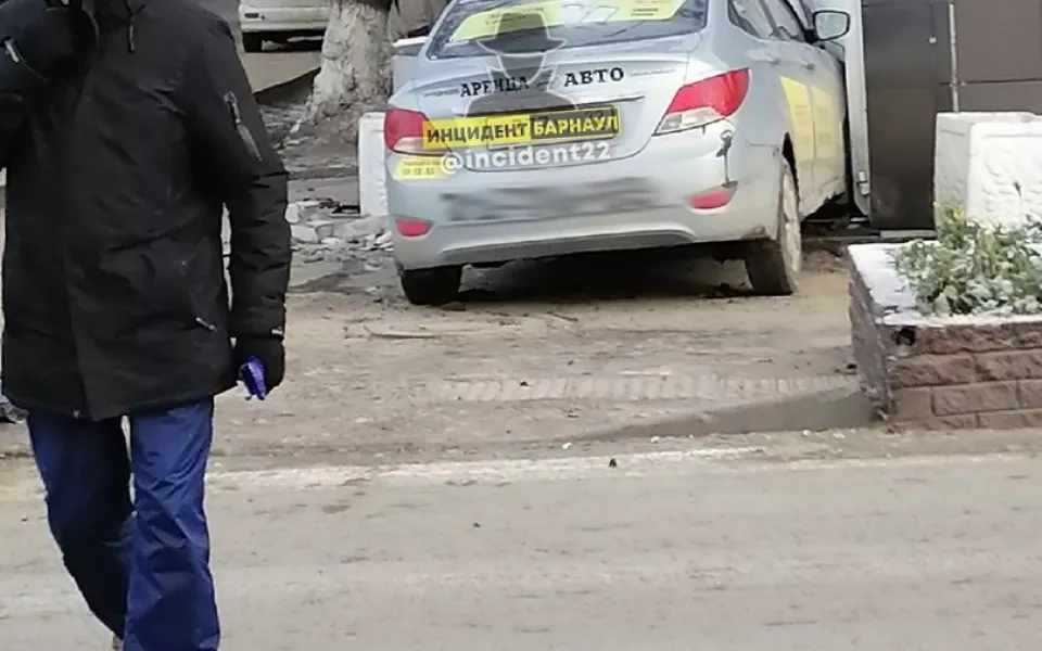 В Барнауле автомобиль такси разнес фасад продуктового магазина