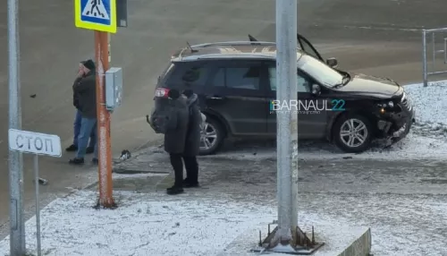 В Барнауле автомобиль вылетел на тротуар после ДТП