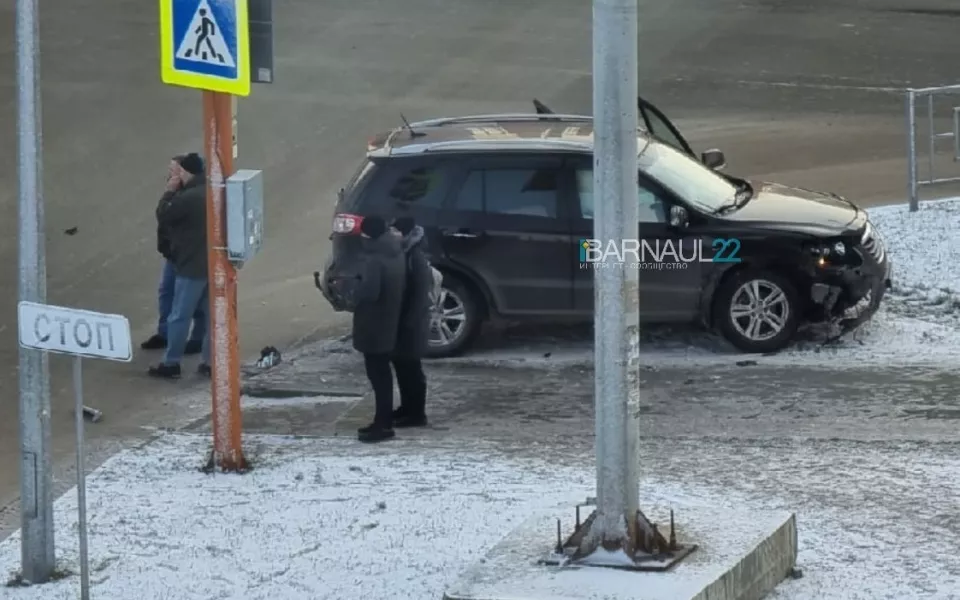 В Барнауле автомобиль вылетел на тротуар после ДТП