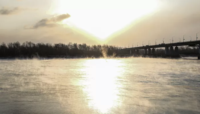 Зима близко. Барнаульский фотограф снял испарение над Обью морозным утром