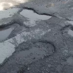 Жители Рубцовска снова своими силами заделывают ямы на дорогах