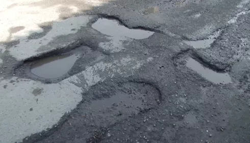 Министр объяснил плачевное состояние дорог Алтайского края после зимы