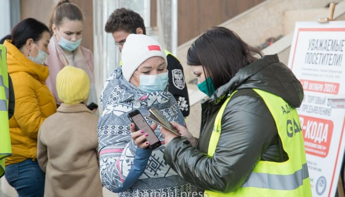 В Барнауле двух несовершеннолетних девушек не хотели обслуживать в ТЦ