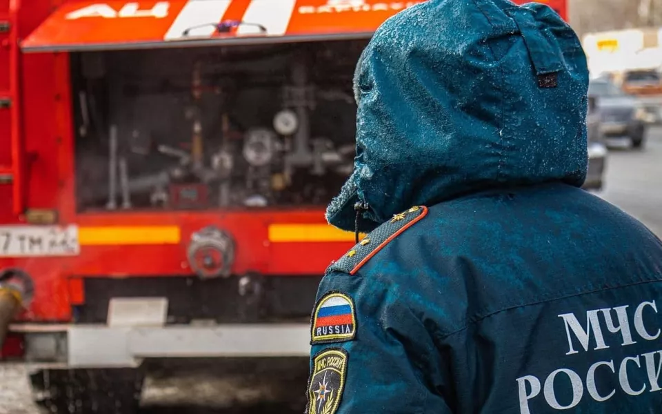 Возгорание в частном секторе произошло днем в Барнауле