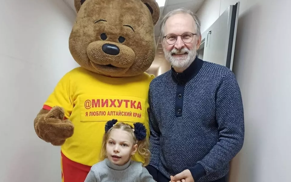 Актер Федор Добронравов исполнил мечту барнаульской девочки