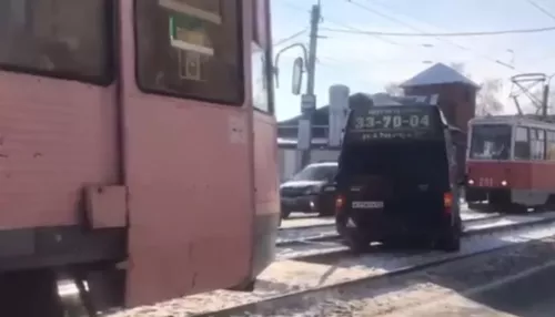 В Бийске катафалк залетел на трамвайные рельсы, уходя от столкновения