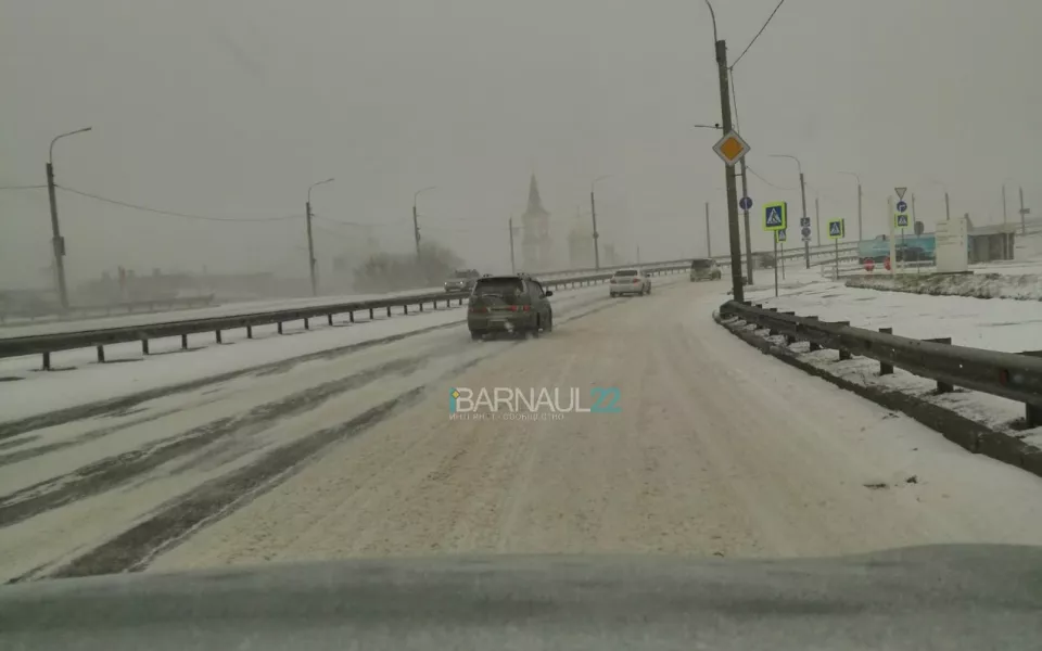 Где хваленая техника: барнаульцы выразили недовольство уборкой улиц от снега
