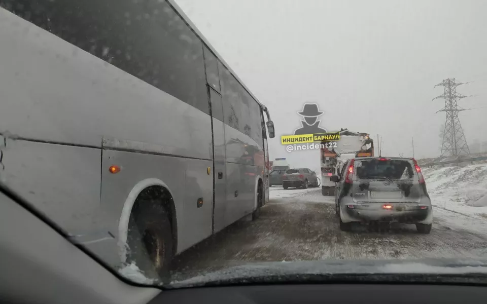 Автомобилист показал, как едва не попал в массовое ДТП под Барнаулом