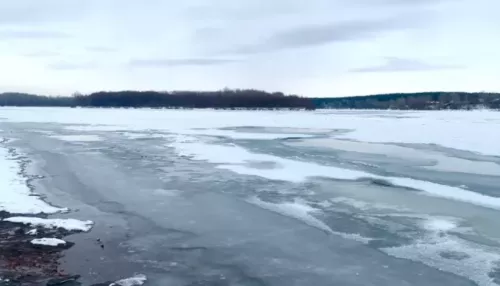 Почти зима: в Бийске на реке появился первый тонкий лед
