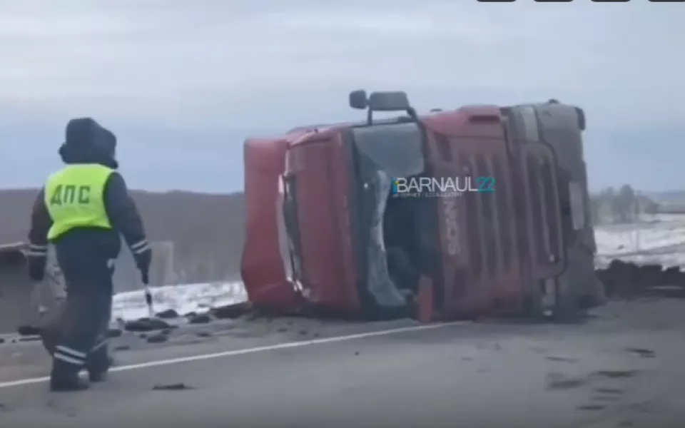 Фура перевернулась и съехала в кювет на трассе в Алтайском крае