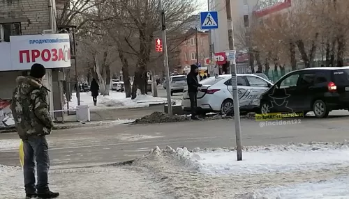 В Барнауле две иномарки снова столкнулись на несчастливом перекрестке