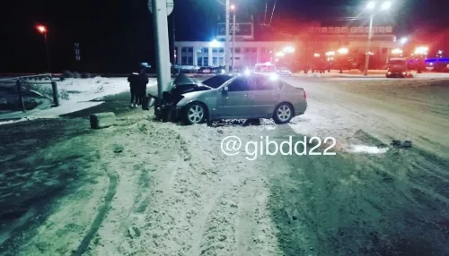 В Барнауле водитель врезался в электроопору рядом с популярным местом для дрифта