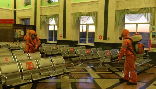 В Барнауле люди в скафандрах провели дезинфекцию железнодорожного вокзала